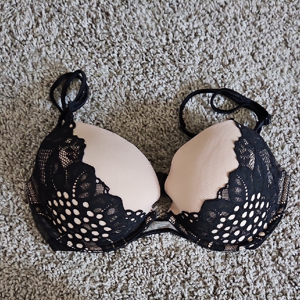 Victoria's Secret Black and Tan Lace Bra